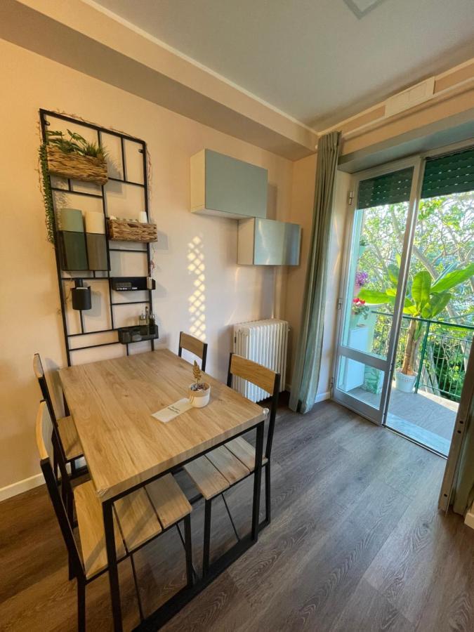 Monstera House Rom
